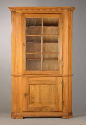 Louis Seize Schrank, aus alten Teilen um 1800, Nussbaum massiv u. furniert, Einteilig, oben große alt verglaste Türe mit 3 Einlegeböden, Unterbau ...