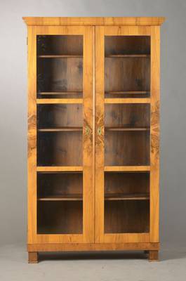 Biedermeiervitrine, mitteldeutsch, um 1820, Nussbaum bzw. Wurzelnussfurnier, 2-türig, schlichte reduzierte Formgebung, alte Verglasung, Innen ...