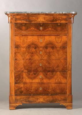 Schubladenschrank, sog. Semanieré, wohl Frankreich, um 1850, Nussbaum massiv u. funiert, 6 Schübe u. versteckter Kopfschub, mit Marmorplatte, orig. ...