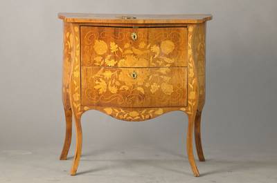 Kommode, süddeutsch, um 1850/60, Palisanderfurnier, Front, Seiten u. Platte mitAhorn-Intarsien bebildert, 2-schübig, mit Schlüssel, Alterssp., ca. ...