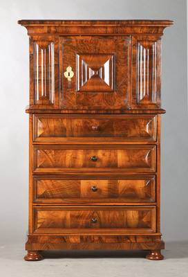 Sog. Windellade, Hessen wohl Frankfurt, um 1750/60, Nussbaum- u. Wurzelnussfurnier, 4- schübig u. 1-türig, mit regionstypischem Wellenprofil auf ...