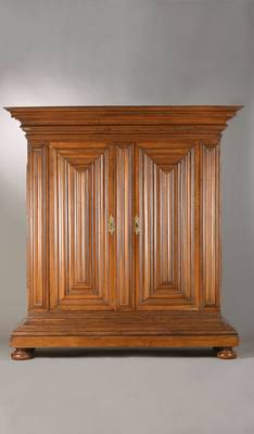 Wellenschrank, Hessen wohl Raum Frankfurt, um 1730/40, Nussbaum massiv u. furniert, Weichholzkorpus, Seiten je doppelt kassettiert, Frontal 3-fache ...