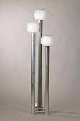 Große Stehlampe, 80er Jahre, 3 Brennstellen,Metall verchromt, geschlossene Opalglasschirme, Elektrifizierung nicht geprüft, H. ca. 136 cm
