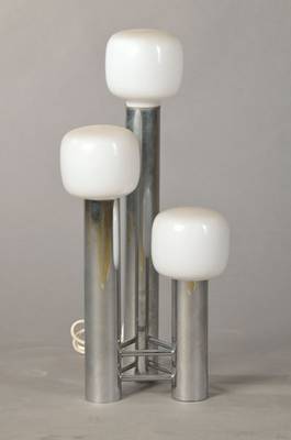 Stehlampe, 80er Jahre, 3 Brennstellen, Metall verchromt, geschlossene Opalglasschirme, Elektrifizierung nicht geprüft, H. ca. 59 cm