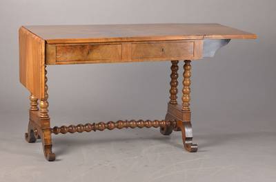 Schreibtisch mit abklappbaren Wangen, norddeutsch, um 1830, Nussbaumfurnier auf Kreuzfuge verlegt, 2-schübig, rückseitig 2 Blenderschübe, ...