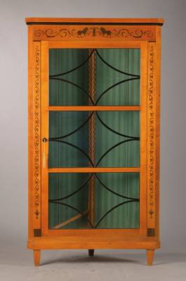 Eckvitrine, Biedermeier-Stil, süddeutsch, um 1900, Kirschbaumfurnier, geschwärzte u. symmetrisch zulaufende Arabesken-Einlagen mit Löwen- u. ...