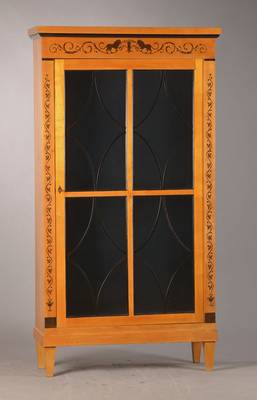 Vitrine bzw. Bücherschrank, im Biedermeierstil, süddeutsch, um 1900, Kirschbaumfurnier, geschwärzte u. symmetrisch zulaufende Arabesken-Einlagen ...