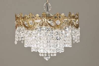 Kompakter Prismenleuchter, 30er Jahre, geprägtes u. durchbrochenes Weissbrone-Rondell im Druchbruch mit reicher floraler Ornamentik, 4-stufiger ...