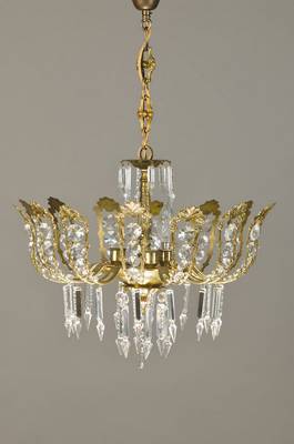 Ausgefallene Deckenlampe, um 1935, Halbrund u. gebogter Messingkorpus mit Blattwerkstruktur u. Prismen nebst Kristallzapfen im Mehrkantschliff, ...