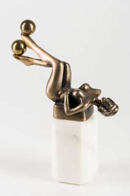 Bernhard Paul, geb. 1947 Lilienfeld/ Österreich, Mitbegründer und Inhaber des Circus Roncalli, hier: Die Artistin meiner Träume, Bronzefigur auf ...