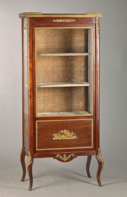 Vitrine im Transition-Stil, 1.H.20.Jh., Mahagonifurnier, 3-seitig verglast, klassizistischer Messingbeschlag, 152x66x39 cm