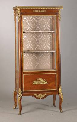Vitrine im Transition-Stil, 1.H.20.Jh., Mahagonifurnier, 3-seitig verglast, klassizistischer Messingbeschlag, 1-türig, ca. 153x66x39 cm