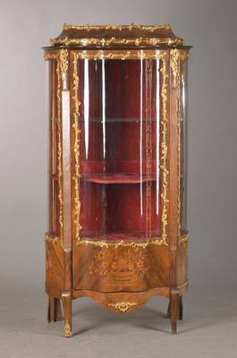 Vitrine im franz. Stil von 1880, frühes 20.Jh., Rosenholzfurnier, Gläser vielfach gewölbt, mit 3-seitiger Blumenbukett-Intarsienarbeit, sehr ...
