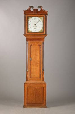 Standuhr, England um 1820, Holzgehäuse im Stil der Zeit, u.a. Eiche, profilierte Viertelsäulen, Bekrönung und Sockel z.T. abgenommen, Wurmbefall ...