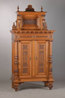 Prunkvoll gearbeitetes Aufsatzvertiko, wohl Berlin, Gründerzeit, um 1870/80, Nussbaum auf Eichekorpus, selten üppig ausgearbeitet, 2-türig u. ...