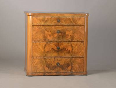 Spätbiedermeier-Kommode, südwestdeutsch, wohl Baden, um 1830, üppiges Wurzelnussfurnier, 4-schübig, Teile sek., schwundrissig, ca. 82x82x46 cm