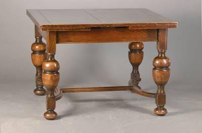 Ausziehtisch, Historismus, deutsch, um 1880/1900, Eiche massiv, wuchtige Balusterbeine, integr. Ausziehplatten, ca. 77x107x107 cm