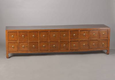 Lowboard, China, 20.Jh., Mahagoni, 20-schübig, schöne Patina, wenige Alterssp., ca. 56x205x45 cm