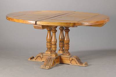 Massiver Auszugstisch, wohl Frankreich, 1.H.20.Jh., im Historismus-Stil, massives Kastanienholz, Platte kassettiert, wuchtiger Sockelfuß mit 4 ...