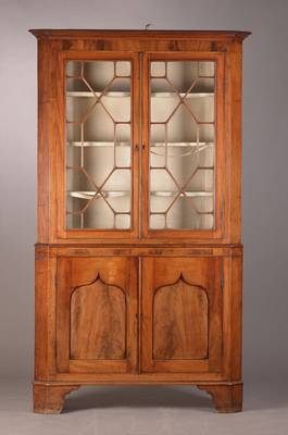 George-III-Ausfsatzschrank, England, Sp. 18.Jh., Mahagoni, 2-türiger Unterbau mit Spitzgiebel-Kassetten, 2-türiger Vitrinenaufsatz, ca. 210x120x30 ...