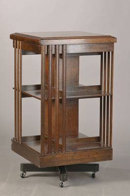 Drehbarer Bücherständer, sog. Revolving Bookcase, England, 2.H.19.Jh., viktorianisch, Mahagoni, 2 Etagen für Bücher, Platte mit Bandintarsie u. ...