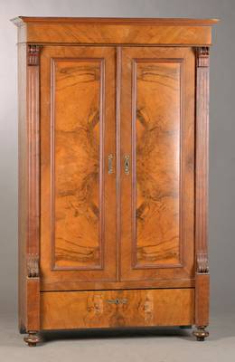 Gründerzeit-Dielenschrank, deutsch, um 1880/90, Nussbaumfurnier bzw. Wurzelnussfurnier auf Weichholzkorpus, 2-türig, Sockelschublade, orig. ...