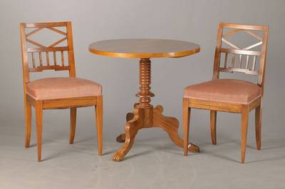Biedermeier-Ensemble, deutsch, Stühle in früher klassizistischer Formgebung, konische Vierkantbeine u. versproßte Rückenlehne, um 1810, Nussbaum, ...