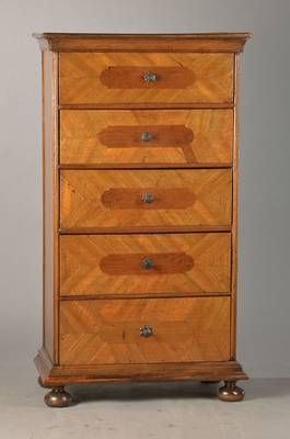 Schubladenschrank, deutsch, aus barocken Teilen des 18.Jh., Nussbaum auf Weichholzkorpus, 5-schübig, typisch barocke Einlagenarbeit, Alterssp., ...