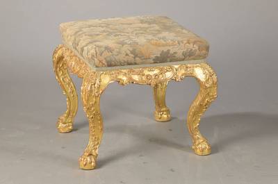 Hocker im Barockstil, sog. Tabouret, 50er Jahre, Holz goldfarben gefaßt, 4 ausgeschweifte Beine mit Claw-and-Ball-Füßen, fein geschnitzt, Maße ...