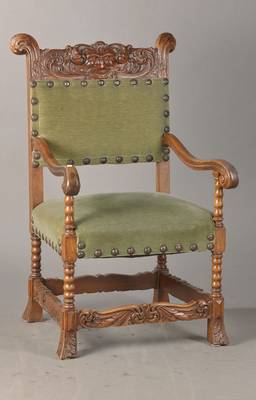 Üppiger Renaissance-Stil-Sessel, deutsch, um 1870/80, Nussbaum massiv, Rückenbrett mit detailreich gebildhauerter Fratze u. dicken ...