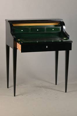 Rollsekretär, wohl Frankreich, 30er Jahre, Art-Deco, Mahagoni schwarz gelackt, Furnier im Innenleben z.T. grün eingefärbt, Zargenschub mit ...