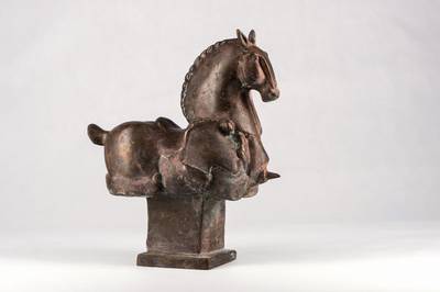 Gernot Rumpf, geb. 1941 Kaiserslautern, Pferd in Rüstung, Bronzeskulptur, signiert, num. 17/25, Gießerstempel, ca. 34x30x14 cm