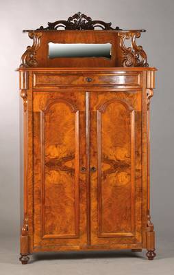 Vertiko mit Aufsatz, um 1860/70, Wurzelnuss furnier z.T. gespiegelt verlegt, 2-türig, 1-schübig, Aufsatz mit Spiegelblende, Alterssp. u. l. ...