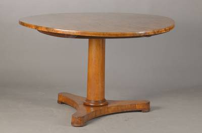 Salontisch, süddeutsch, um 1820, Nussbaum massiv u. furniert, Zargelose Tischplatte sek. verstärkt, strenger Schaft mit 3-fach eingezogener ...