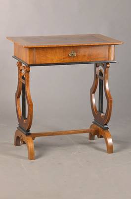 Nähtischchen, sog. Lyra-Tischchen, deutsch, um 1900, nach Biedermeiervorbild, Nussbaum, Seitenwangen als Lyra ausgearbeitet mit eleganter ...