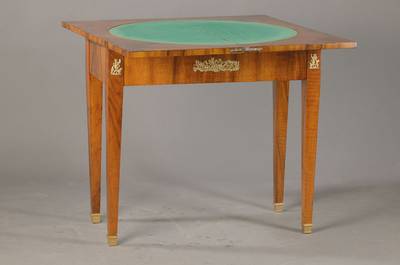 Spieltisch, süddeutsch, um 1820, Nussbaumfurnier gespiegelt verlegt, Weichholzkorpus, Platte dreh- u. aufklappbar, konische Vierkantbeine, ...