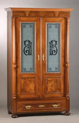 Aufwendige Gründerzeit-Vitrine, deutsch, um 1880, Nussbaumfurnier, 2-türig, orig. dekorativ geätzte Gläser, Säulenvorbau mit Türscharnieren ...