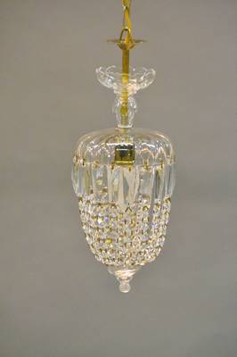 Formschöner Kristall-Salonlüster, wohl Böhmen, um 1930, im klassizistischen Stil, Glasschaft mit ausserordendlichem Kristall-Behang, 1-flammig, ...