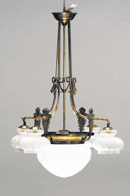 Deckenlampe, um 1910, Messinggürtelung mit Girlanden u. Schleifen nach klassizistischem Vorbild, Glasschirme in die Form geblasen z.T. mattiert, ...