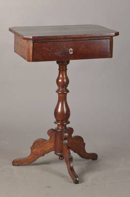 Nähtischchen, deutsch, um 1870, Eichefurnier, gedrechselter Baluster mit Dreifuß, 1 Schublade mit Einteilung, Alterssp., ca. 78x51x41 cm