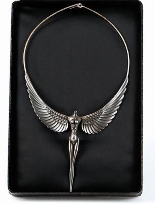 Paul Wunderlich, 1927-2010, Nike-Collier, 1977, Silber, gestempelt 925, sign., num. 35/10000, 9x13 cm, in schwarzem Etui