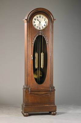 Standuhr, Junghans, um 1925/30, mass. Holzgehäuse mit Schnitzarbeiten im Stil der Zeit, Profilierungen, Perlleistendekor, im Sockel mit Voluten, ...