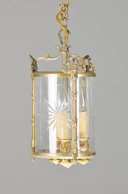 Runde Laternenlampe, Frankreich, Mitte 20.Jh., Messinggestell nach klassizistischemVorbild, Perlleiste, Rundgläser z.T. geschliffen, 3 Brennstellen ...