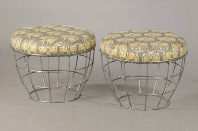 Paar Hocker, 70er Jahre, im Stile Verner Pantons, Stahlgeflecht mit aufgelegtem Polster, aufwendiger Bezug, ca. H. ca. 43 cm, D. ca. 52 cm