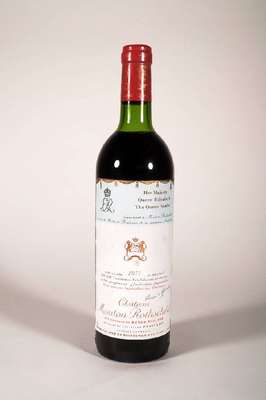 1 Flasche 1977 Chateau Mouton Rothschild, Pauillac, ca. 75 cl, Füllstand: ca. top shoulder, unverkostet, Kapsel min besch., Etikett l. beschmutzt ...