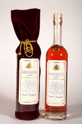 2 Flaschen Armagnac, Grand Armagnac, je ca. 50 cl, 40 % Vol., unverkostet, Füllstände:je ca. top shoulder, sehr gute Erhaltungszustände, in den ...