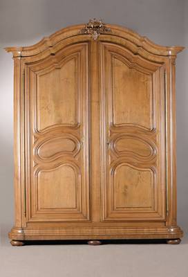 Barockschrank, wohl Bad Bergzabern, um 1750/60, Nussbaum massiv u. querfurniert, 2 -türig, auf Rahmen gearbeitet, auf Gehrung, insg. 12-Kassetter, ...