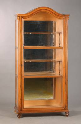 Spätbiedermeier-Vitrine, süddeutsch, um 1860, Nussbaumfurnier, 3-seitig verglast, alt verglast, 1-türig, gewölbter Giebel, orig. Schloss mit ...