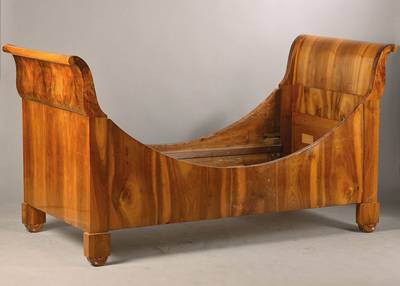 Biedermeier-Bett, deutsch, um 1820/30, Nussbaumfurnier auf Weichholzkorpus, Kopf- u. Fußteil elegant u. stiltypisch ausgeschweift, Gesamtmaße ca. ...