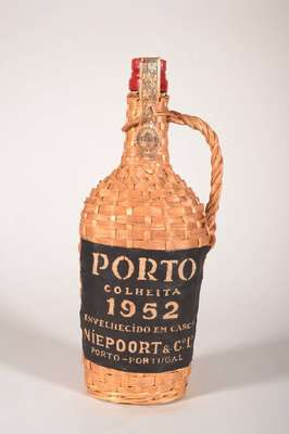 1 Flasche 1952 Niepoort Colheita, ca. 75 cl, 20 % Vol., unverkostet, mit der orig. Banderole diese min. besch., Etikett l. beschmutzt und min besch. ...